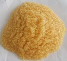 軟化樹脂是專用於軟化硬水的一種專用樹脂，通過離子交換技術，使水的硬度小於50 mg/L(CaCO3)。離子交換是一種特殊的動態吸附過程，一般是由不溶於水的離子交換劑在電解質溶液中進行，這種離子交換劑即為離子交換樹脂。